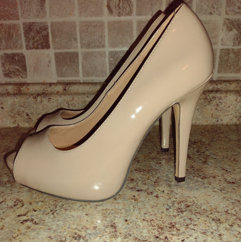 Super Cute Open Toe Diba London Cream Colored Heels. Size (8)